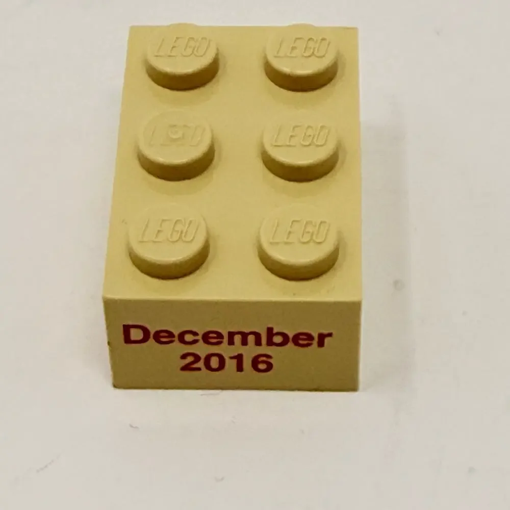 LEGO BrickSwag #BrickSwag December 2016 Printed Tan 2x3 Brick Promo Collectible - Picture 2 of 7